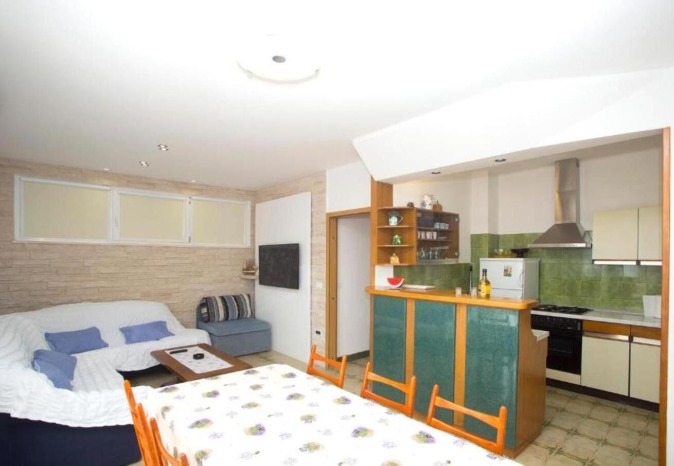 Apartments Damir - 80 M From Beach بوستيرا المظهر الخارجي الصورة