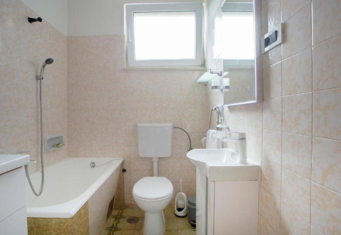 Apartments Damir - 80 M From Beach بوستيرا المظهر الخارجي الصورة